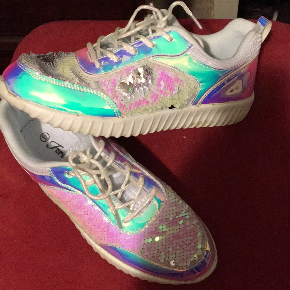 Tennis shoes